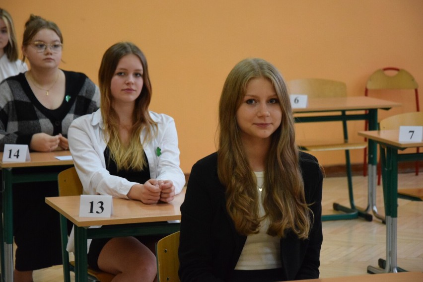 Egzamin ósmoklasisty w Szkole Podstawowej nr 2 w Wieluniu. Prawie 130 uczniów mierzy się matematyką ZDJĘCIA