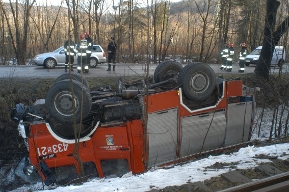 Wypadek samochodu strażackiego w Ustroniu [ZDJĘCIA]