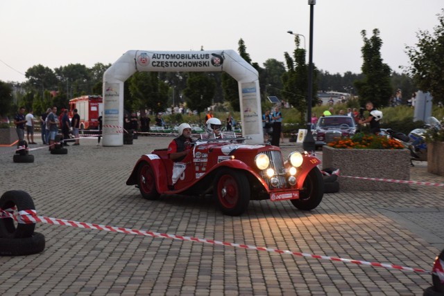 Dni Częstochowy 2019. Wyścig nocny pojazdów zabytkowych