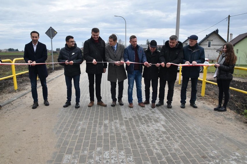 Od lewej: burmistrz Paweł Grzybowski, Tomasz Szczęsny,...