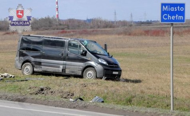 Do szpitala z obrażeniami ciała zostały przewiezione dwie kobiety w wieku 71 i 48 lat, które podróżowały oplem. Po tym jak passat uderzył w busa, jego kierowca nie zatrzymując się pojechał dalej