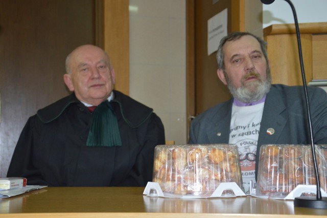 Zygmunt Miernik (z prawej) wraz z obrońcą Konradem Firlejem (z lewej) przystali na propozycję prokuratora. Będą mediacje