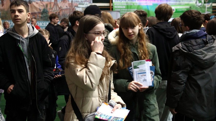 W Grudziądzu trwają targi edukacyjne dla uczniów kończących...