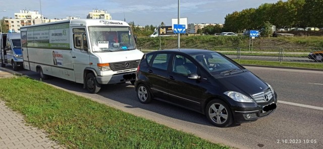 Wypadek na ulicy Szajnowicza w Kielcach. Mercedes zderzył się z kursowym busem.