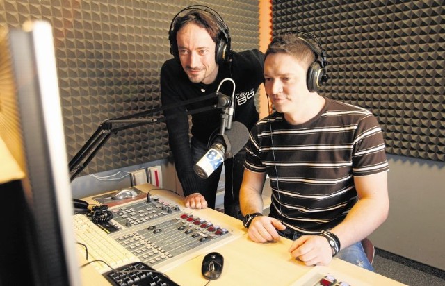 Szef Grzegorz Ossowski i dj  Waldek Darłak uzgadniają, codziennie rano, co się dzieje na 97.8 FM