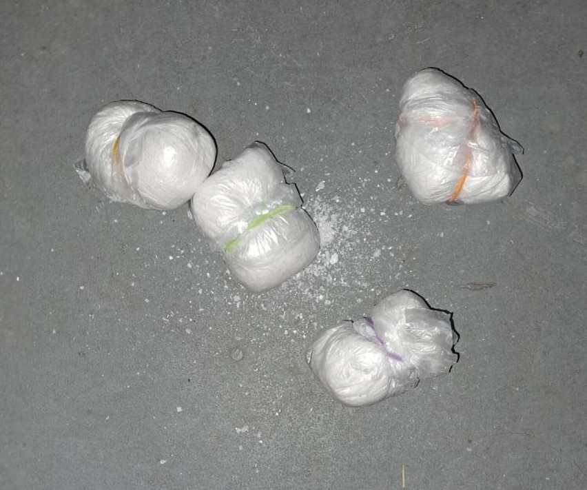 Policjanci znaleźli narkotyki w jednym z lokali w Bełchatowie. Właścicielka ukryła je w nietypowym miejscu