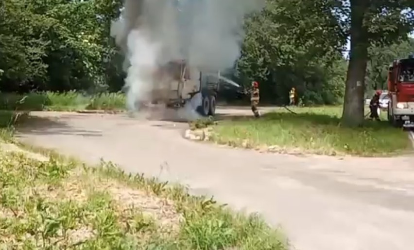 Samochód ciężarowy z drzewem stanął w płomieniach! Zobaczcie nagranie!