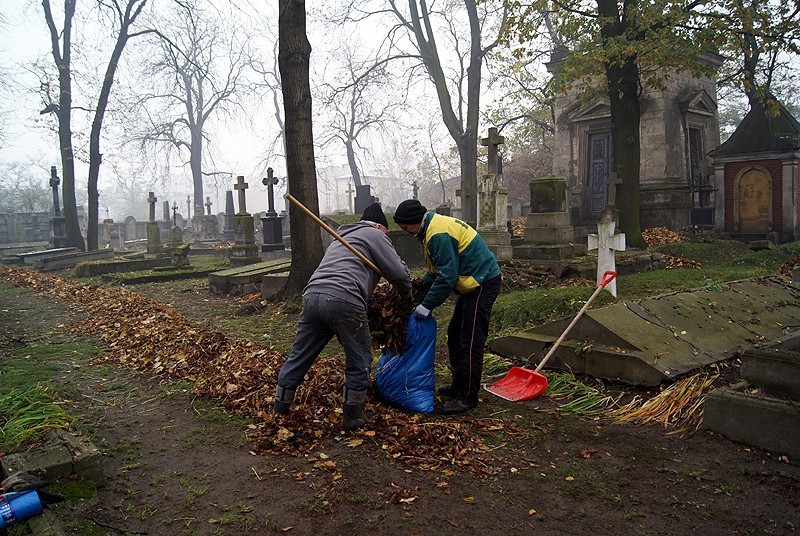 Kalisz: Wandale niszczą cmentarz prawosławny, a więźniowie go porządkują. ZDJĘCIA