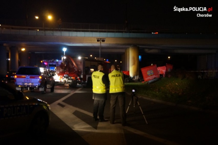 Chorzów: Wypadek na DTŚ [ZDJĘCIA]. Samochód uderzył w filar i stanął w płomieniach. Kierowca zginął