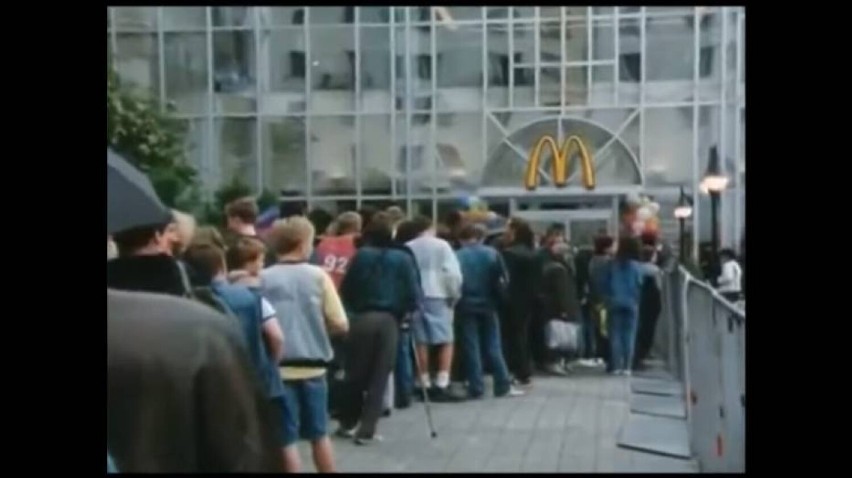 Tak wyglądały kolejki przed McDonald's.