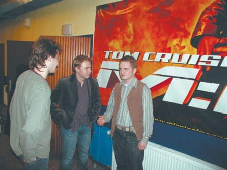 Od lewej Mateusz Zaczyński, Wojciech Ciesielkiewicz i Mariusz Słowik dzielą się wrażeniami z filmu &amp;#8222;Między słowami&amp;#8221;.