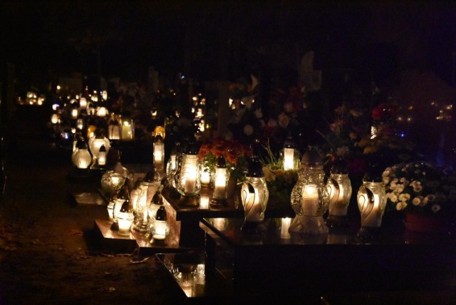 Nastrojowo, cicho, refleksyjnie...tak zakończył się dzień Wszystkich Świętych na nowotomyskim cmentarzu. Zapraszamy na piękną i wzruszającą galerię