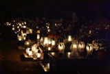 Nowotomyski cmentarz rozświetliły miliony zniczy. Wieczorny spacer wśród ich ciepła w Nowym Tomyślu [galeria][film]