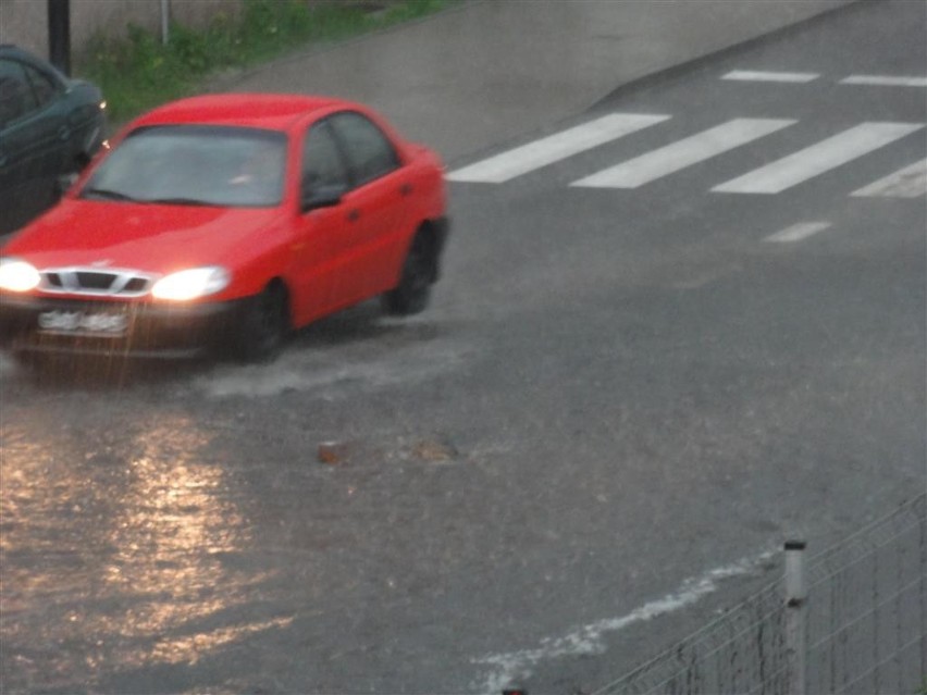 Kartuzy. Nawałnica nad miastem - burza, grad, gwałtowny deszcz - ulica są zalane! [AKTUALIZACJA]