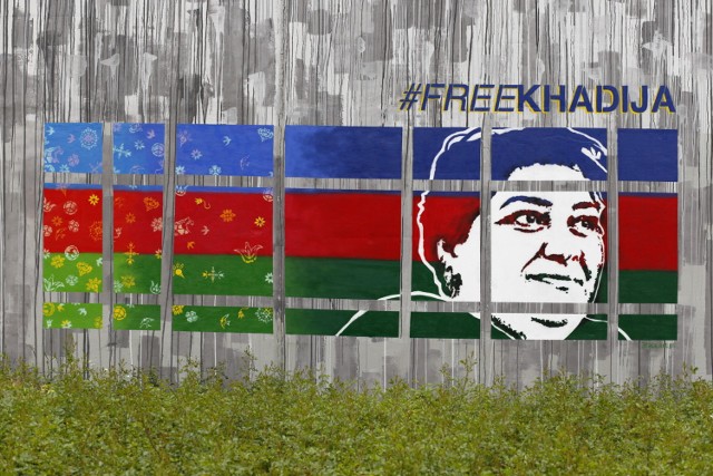 Mural, al. Prymasa Tysiąclecia: To apel o wolność dziennikarski z Azerbejdżanu