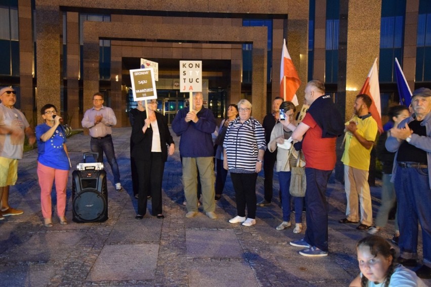 Henryka Krzywonos i Bartosz Żukowski manifestowali przed...