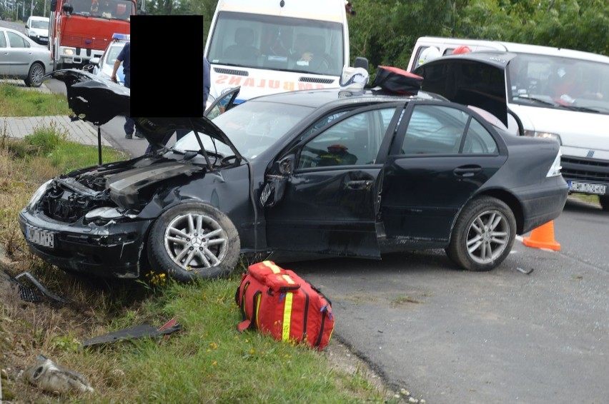 Wypadek pod Włocławkiem. Dachował mercedes. Kobieta trafiła do szpitala [zdjęcia]