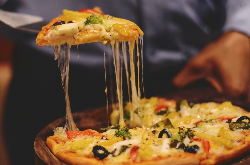 Stugramowy kawałek pizzy na cienkim cieście ma około 266...