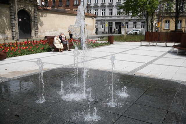 Na placu Biskupim uruchomiono fontannę i zakwitły kwiaty.