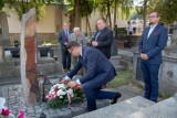 Pamięć o tych, którzy bronili Myślenic we wrześniu 1939 roku. Władze miasta złożyły kwiaty przy pomniku żołnierzy Wojska Polskiego