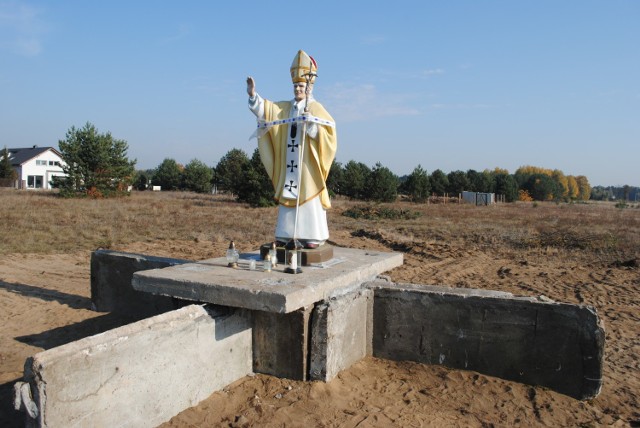 Z  Szosy Kotomierskiej do Pieczysk prowadzi aleja Jana Pawła II. W poniedziałek, w połowie drogi do Pieczysk,  na prywatnej działce, stanął pomnik Jana Pawła II. Powiatowy inspektor nadzoru budowlanego powiedział nam, że pozwolenie  na budowę nie  było potrzebne.  Właściciela nie ma na posesji. Nie mogliśmy spytać skąd taka inicjatywa? Pomnik budzi kontrowersje. Intrrnauci nie zostawiają na nim suchej nitki, nazywają kiczem. A co sądzą o tym nasi Czytelnicy? Zapraszamy do dyskusji


Pedofilia w Kościele - dlaczego to problem na taką skalę?

