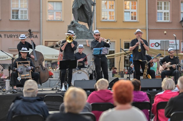 W ramach Festiwalu na Starym Mieście na Rynku w Grudziądzu zagrał jazzowy zespół Dixie Team