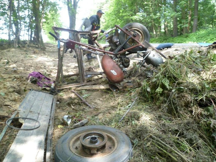 W Piotrkówku po zderzeniu motocykla z autem dostawczym nie żyje dziewczynka [ZDJĘCIA]