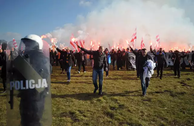 Derby Krakowa 2014: Przemarsz kibiców Cracovii [WIDEO]