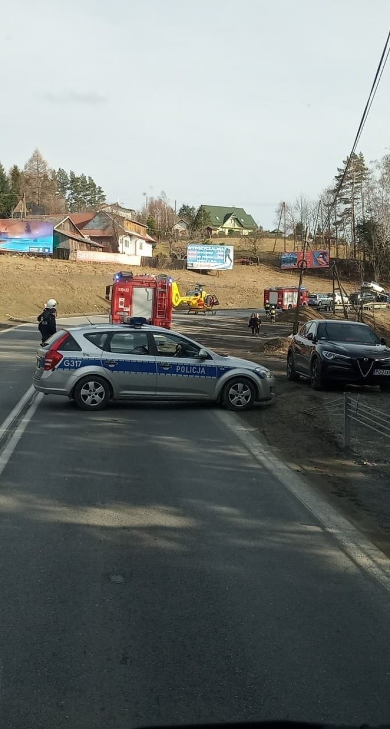 Wypadek na zakopiance w Naprawie. Ranny motocyklista [ZDJĘCIA]