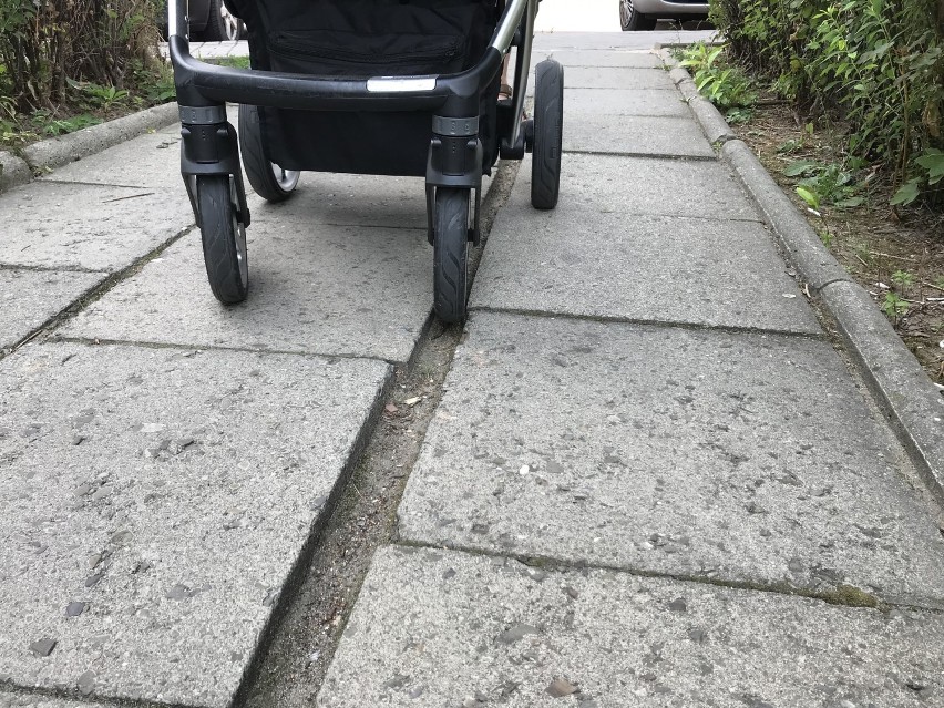 Krzywy chodnik wymaga renowacji. Ludzie skręcają tam kostki