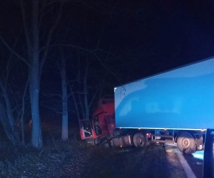 Pijany kierowca BMW spowodował zderzenie z dwoma ciężarówkami [FOTO]