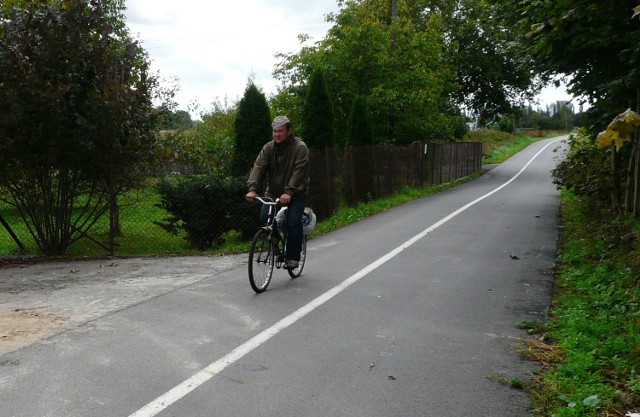 Ścieżka rowerowa, z wykorzystaniem dawnej trasy kolejki wąskotorowej, powstała już między Stargardem a Żarowem.
