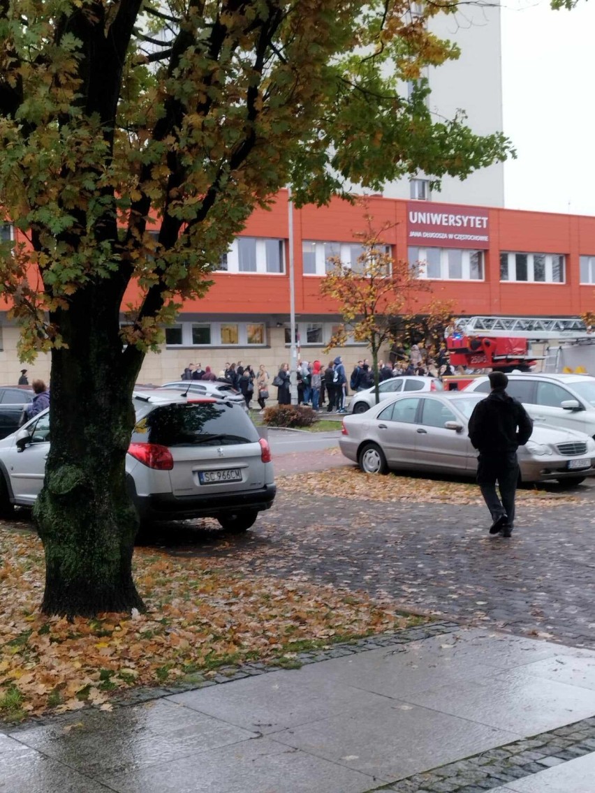 Straż pojawiła się przed budynkiem UJD w Częstochowie