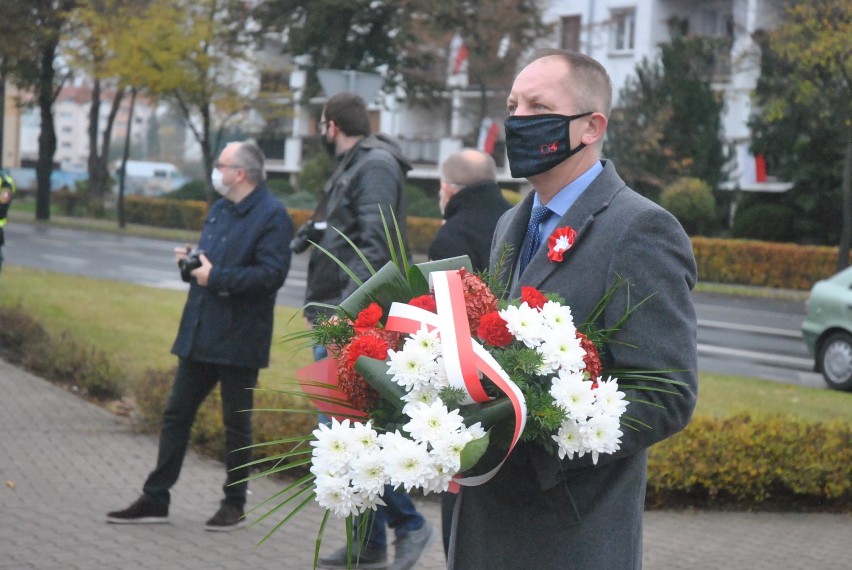 LESZNO. 11 listopada i skromne obchody Święta Niepodległości. Samorządowcy złożyli kwiaty przy pomniku Konstytucji 3 Maja [ZDJĘCIA]  