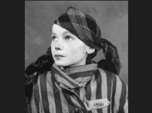 Ta dziewczynka urodziła się 15 sierpnia 1928 r. Nazywała się Czesława Kwoka. Pochodziła z Wólki Złojeckiej. Po wysiedleniu tej wsi, 12 grudnia 1942 r. trafiła do Auschwitz. Zginęła tam 12 marca 1943 r.