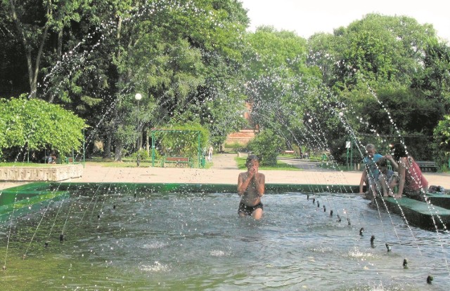 Pluskanie w fontannie w Starogardzie może być groźne dla zdrowia