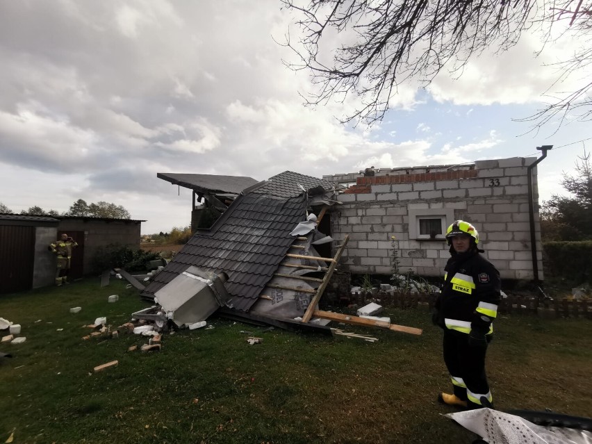 Wichura przechodzi przez Rypin i powiat rypiński. Wiatr zrywa dachy i przewraca drzewa [zdjęcia, 22.10.21]