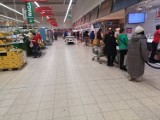 Klienci bojkotują Auchan w Częstochowie? Chyba tylko w mediach społecznościowych. W piątek przed centrum ruch jak zwykle