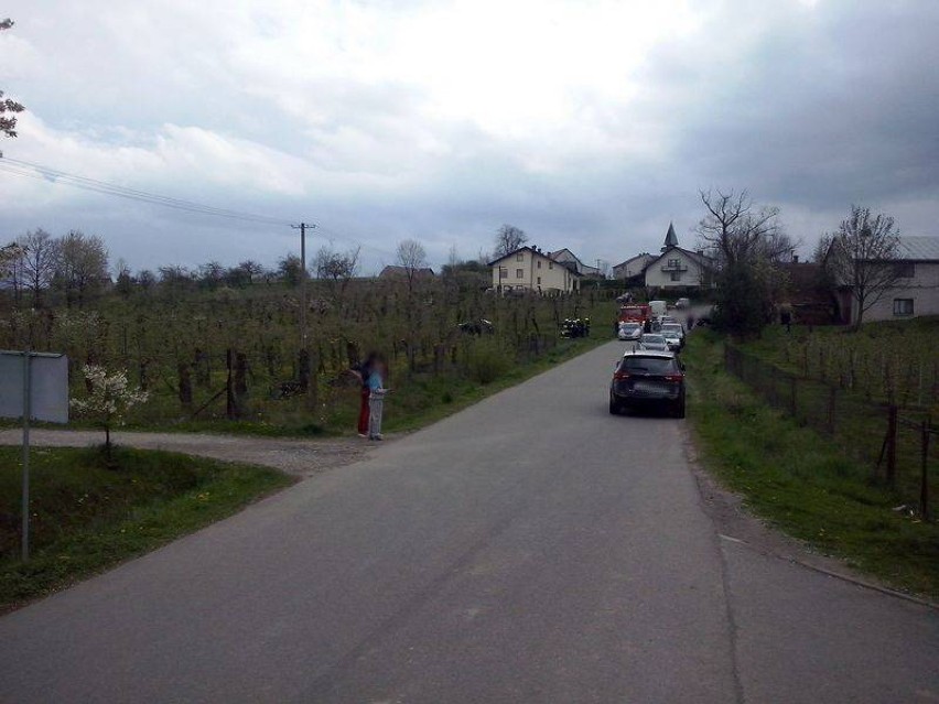Wypadek w Michalczowej. Samochód wywrócony w sadzie