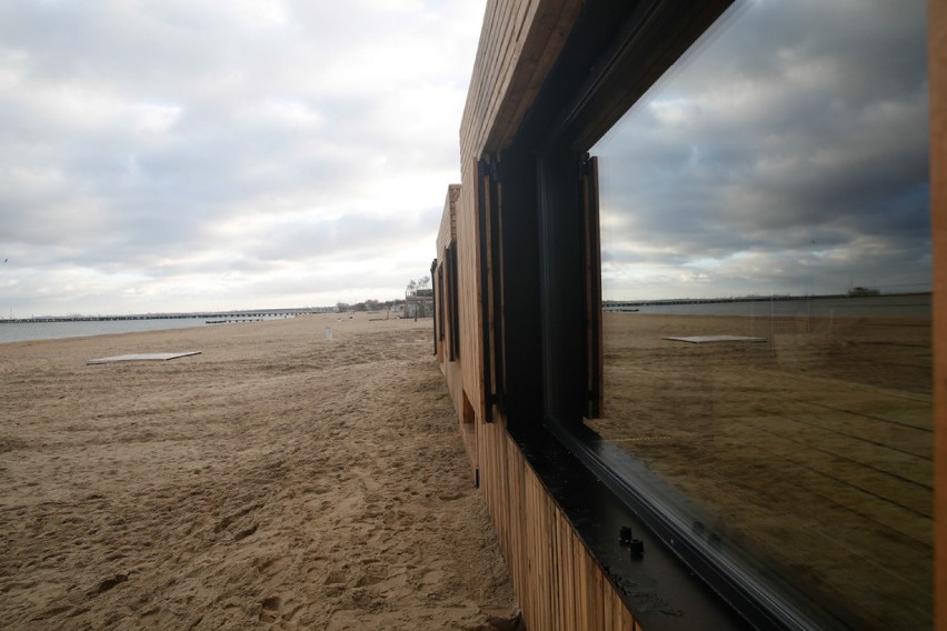 Na sopockiej plaży stanęły sauny i szatnie z łazienką [zdjęcia]