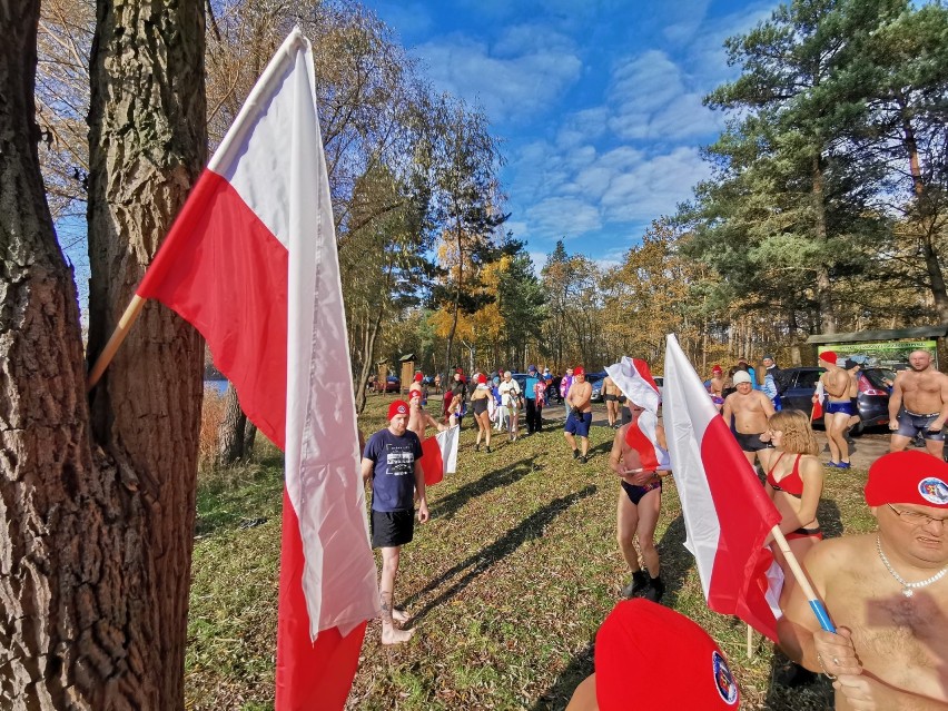 Biało - czerwone morsowanie. Święto Odzyskania Niepodległości na Piaskach