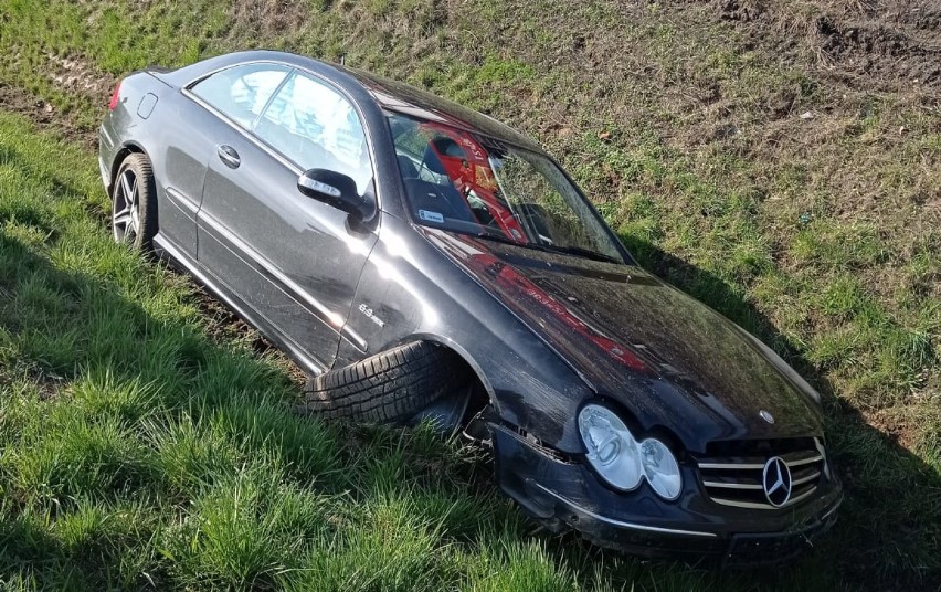 Wypadek na autostradzie A4, auto osobowe wylądowało w rowie