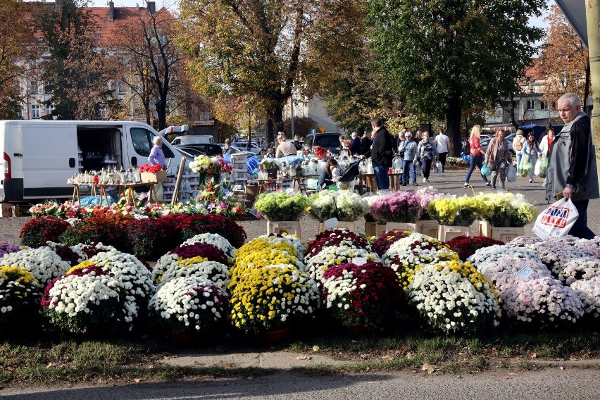Na Cmentarzu Komunalnym przy ulicy Wrocławskiej w Legnicy jest 80 tysięcy grobów.
