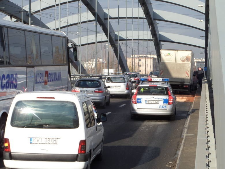 Kraków: wypadek na moście Kotlarskim [ZDJĘCIA]
