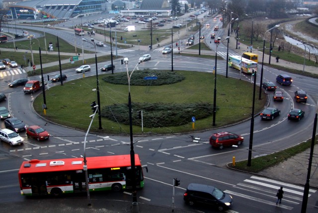 Po przebudowie zniknie „zawijas”, który muszą pokonywać kierowcy jadący od strony Trasy Zielonej. Koszt przebudowy ronda wraz z ul. Fabryczną to około 50 mln zł.