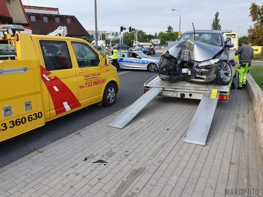 Pijany kierowca BMW przejechał przez chodnik i rozbił auto na latarni w Opolu. Dwie osoby ranne