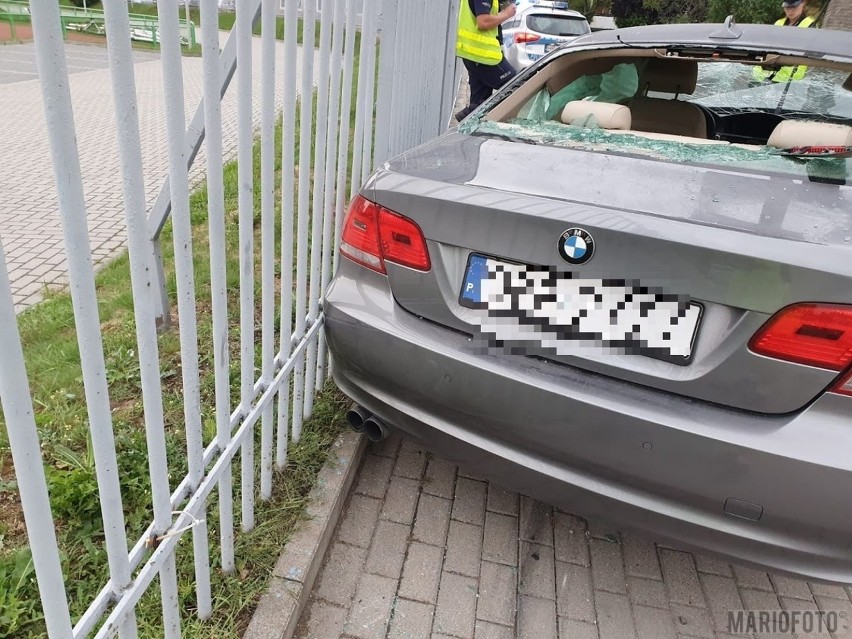 Pijany kierowca BMW przejechał przez chodnik i rozbił auto na latarni w Opolu. Dwie osoby ranne