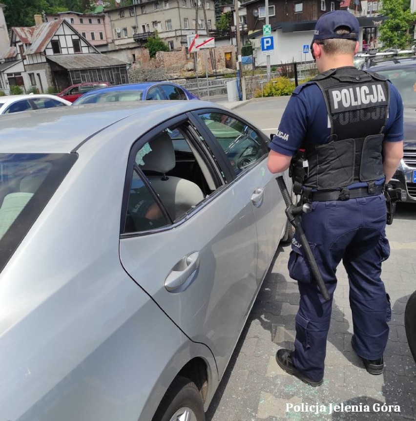 Szklarska Poręba: Policja wybiła szybę w samochodzie aby uratować życie mężczyzny