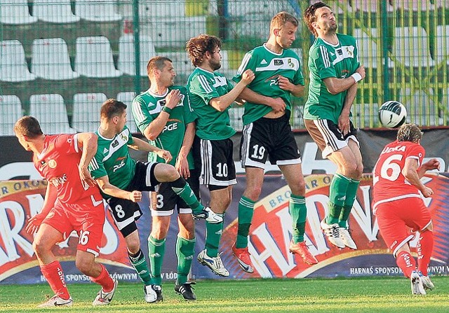 Fragment majowego meczu Widzew - PGE GKS Bełchatów 1:1 . Wolnego strzela Adrian Budka