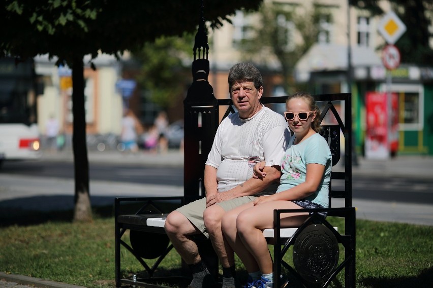 W Piotrkowie pojawiły się "ławeczki 800-lecia". Jedna z nich...